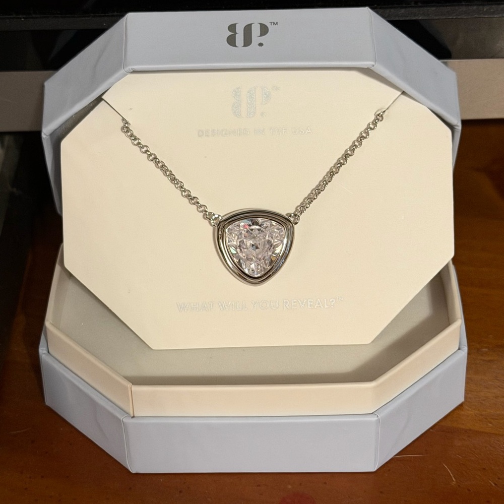 Stunning Silver necklace and earrings set